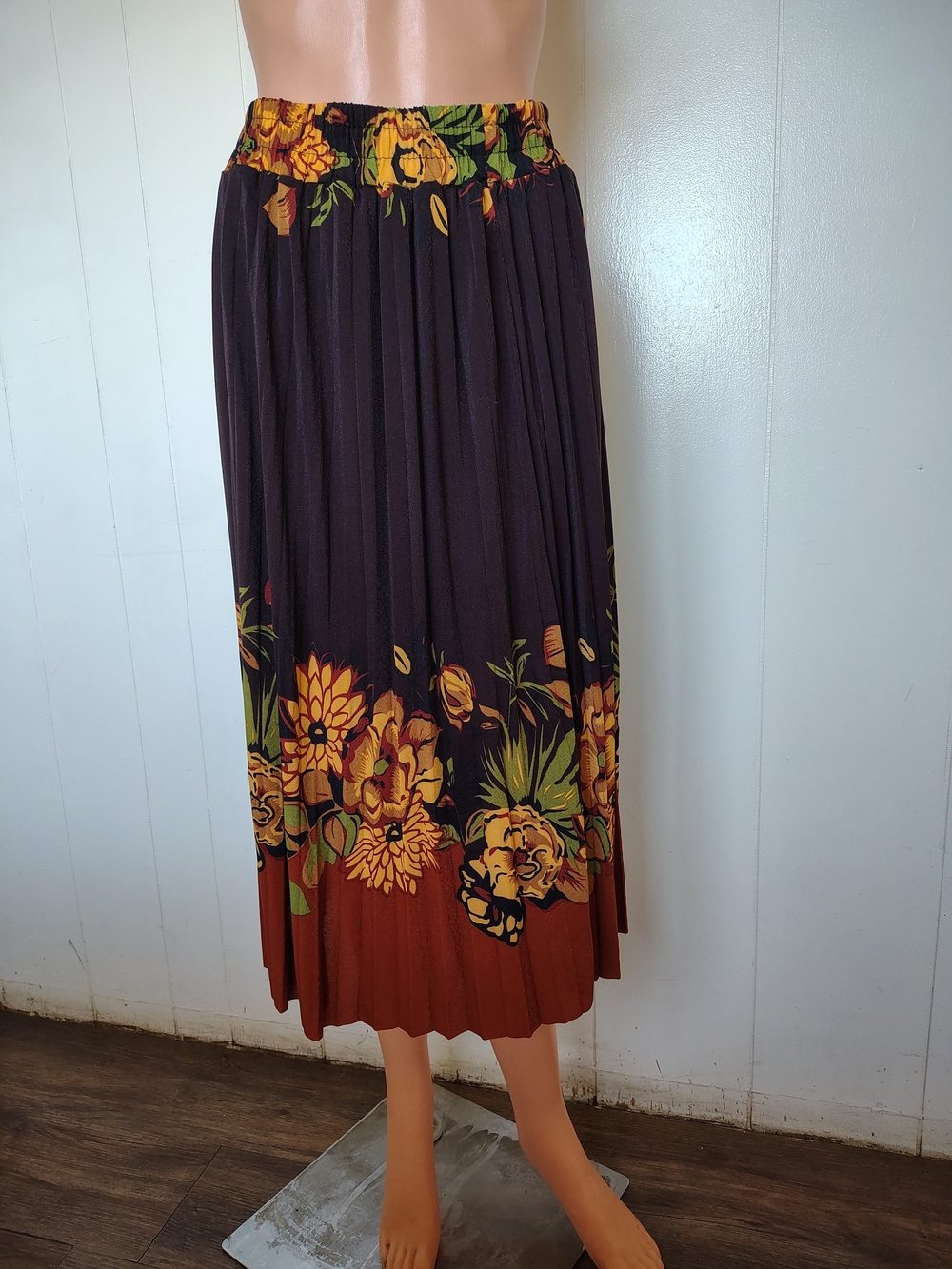 W & J Fashion Floral Pleated Midi Skirt in Brown And Green.